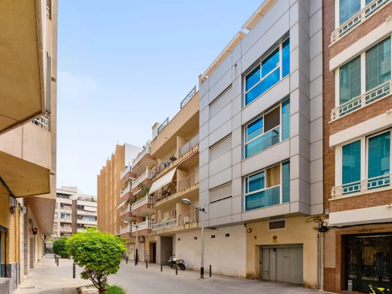 ATICO EN EL CENTRO DE TORREVIEJA. 110M2. GARAJE+TRASTERO. 3 DORM. 3 BAÑOS.