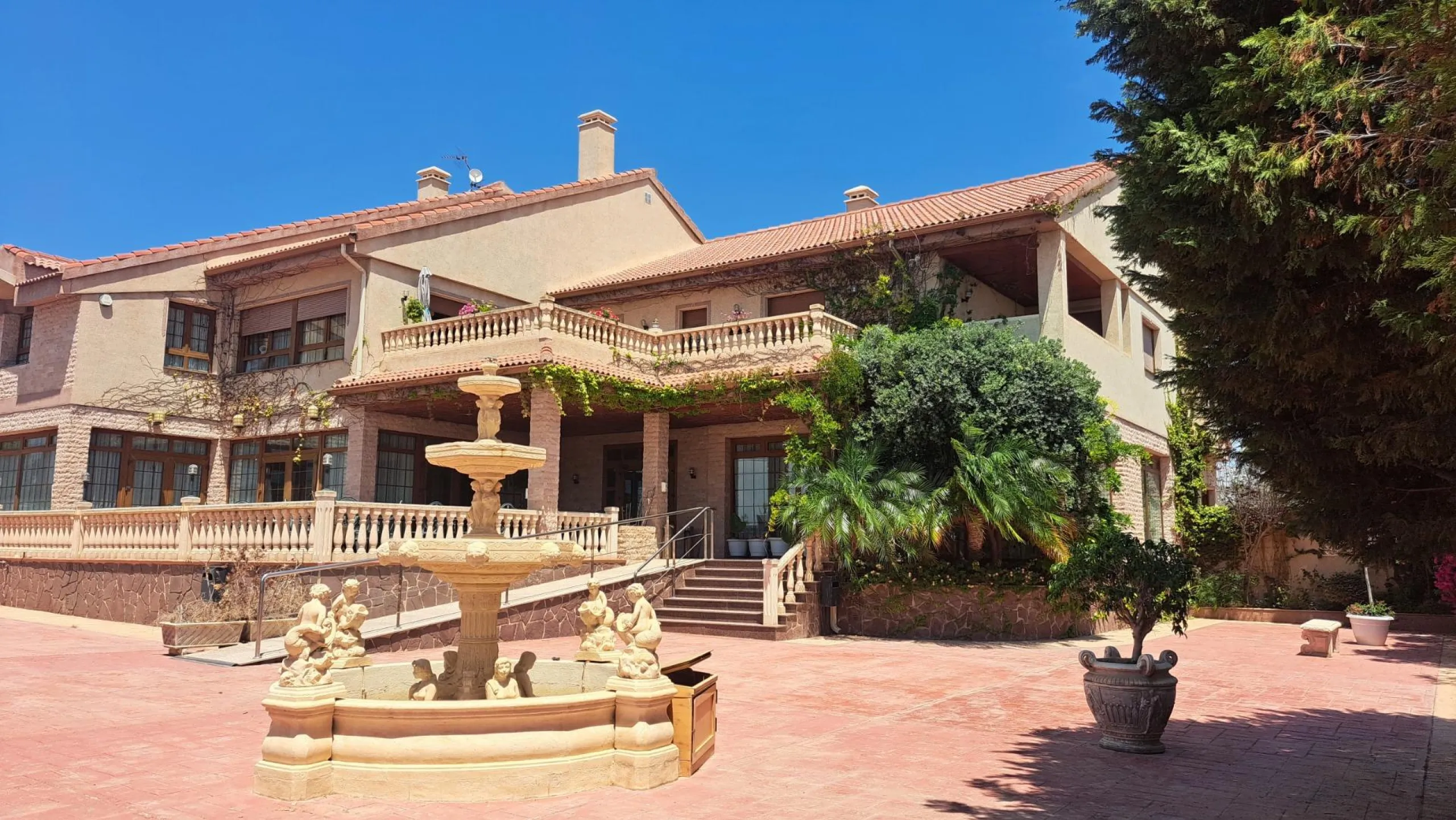 RESTAURANTE EN CABO ROIG. CON 871 M2.