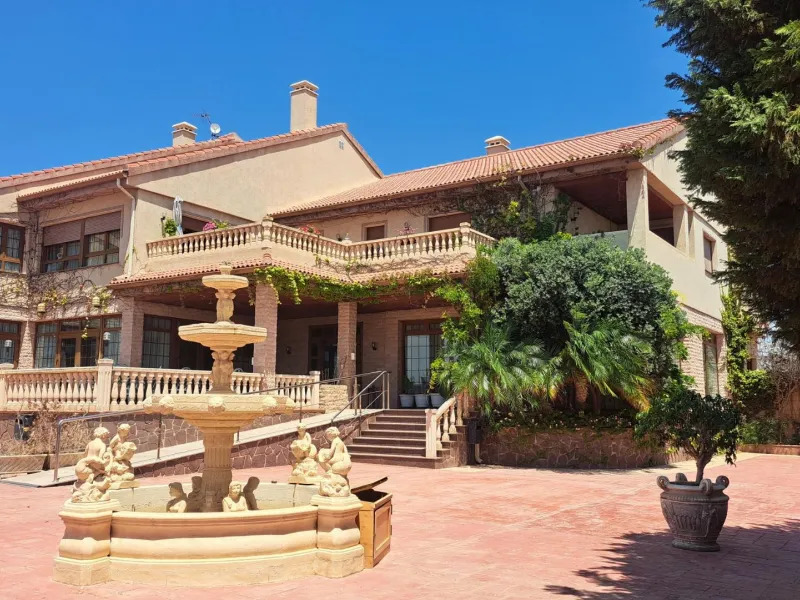RESTAURANTE EN CABO ROIG. CON 871 M2.