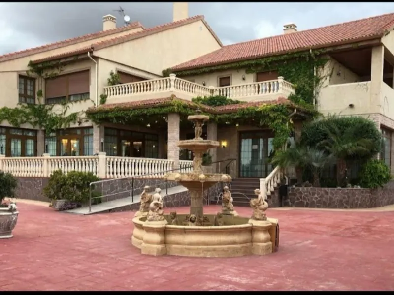 RESTAURANTE EN CABO ROIG. CON 871 M2.
