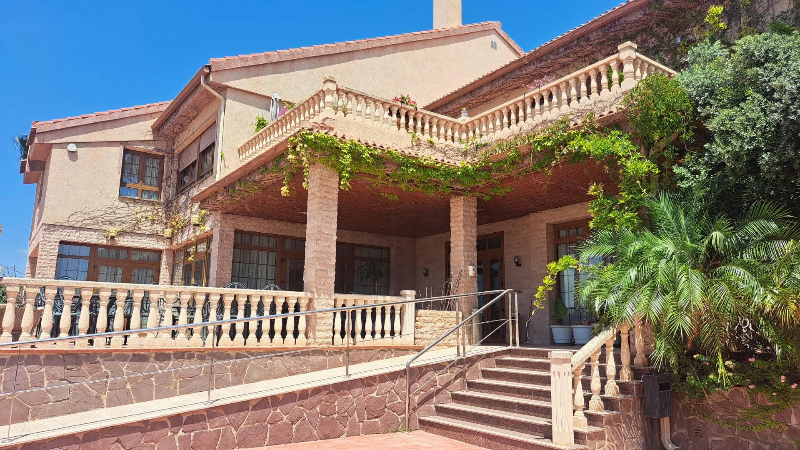 RESTAURANTE EN CABO ROIG. CON 871 M2.