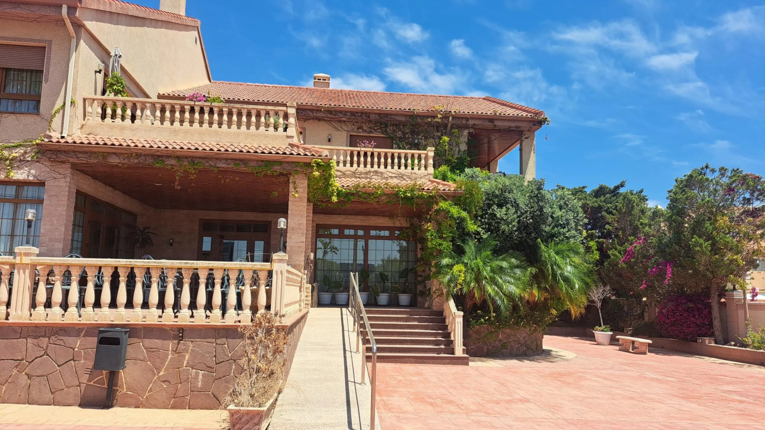 RESTAURANTE EN CABO ROIG. CON 871 M2.