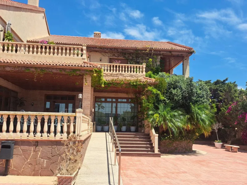 RESTAURANTE EN CABO ROIG. CON 871 M2.