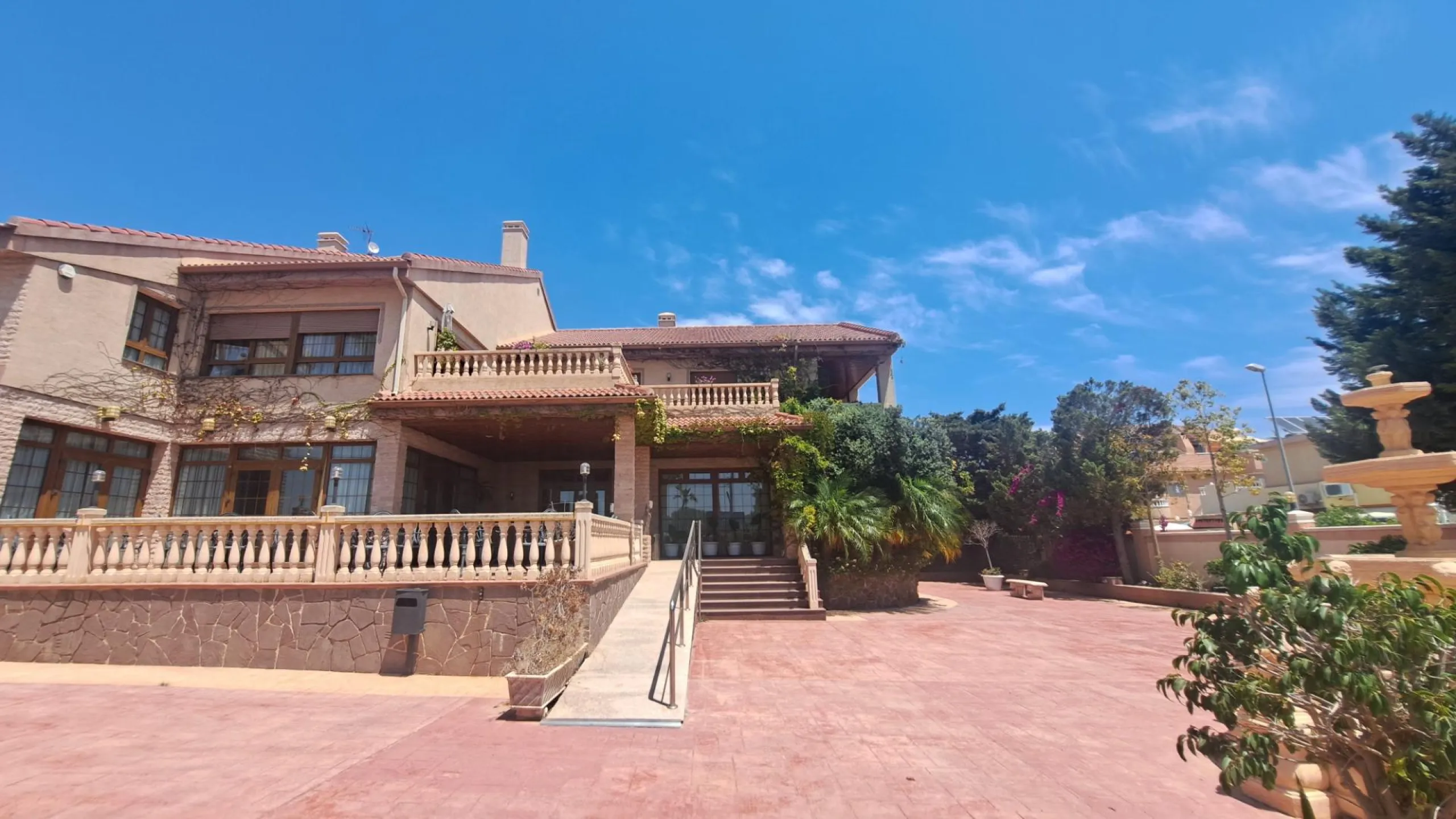 RESTAURANTE EN CABO ROIG. CON 871 M2.