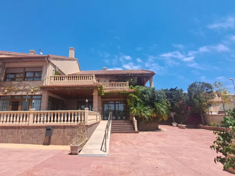 RESTAURANTE EN CABO ROIG. CON 871 M2.