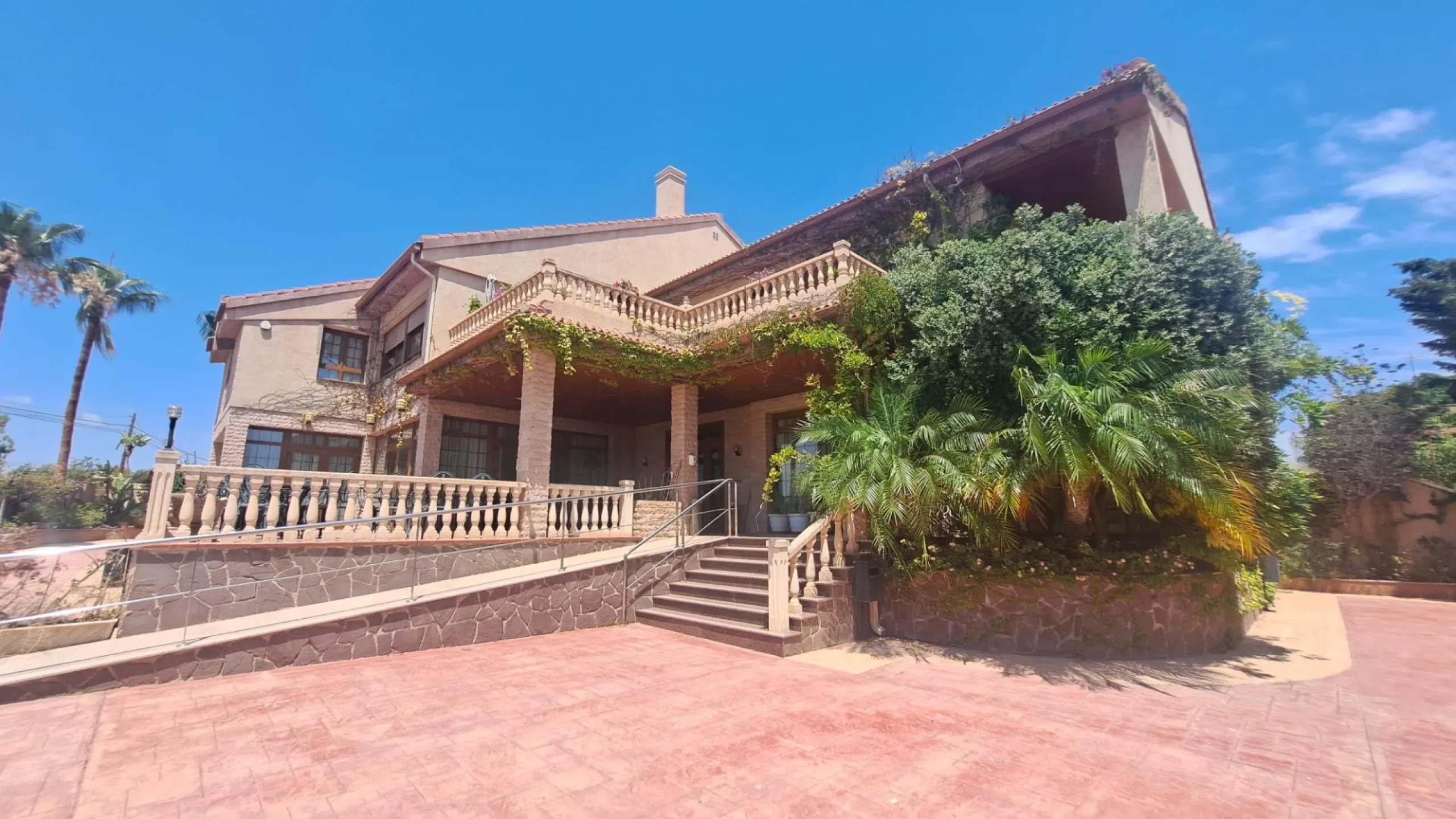 RESTAURANTE EN CABO ROIG. CON 871 M2.