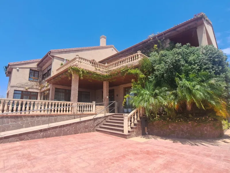 RESTAURANTE EN CABO ROIG. CON 871 M2.