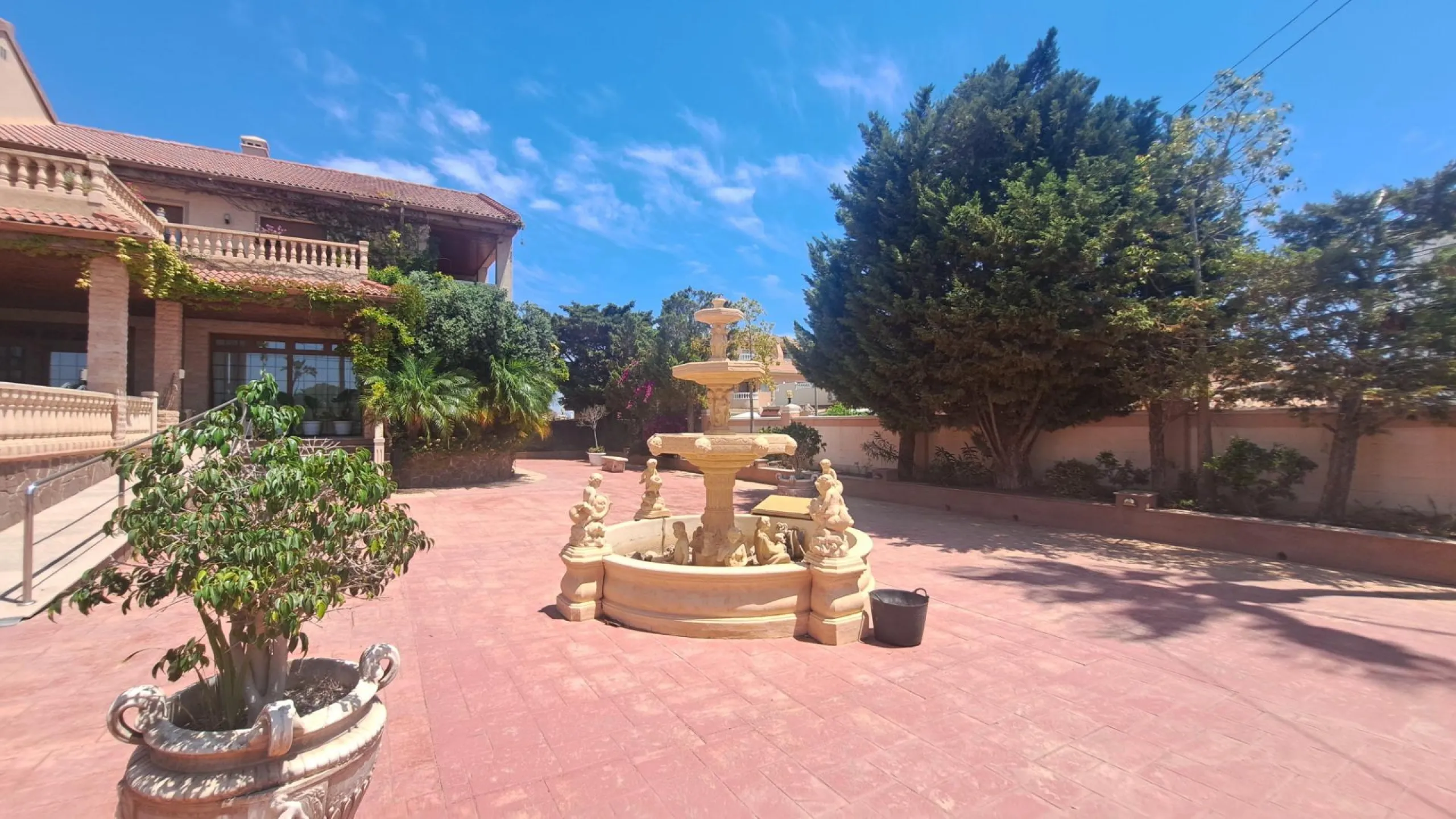 RESTAURANTE EN CABO ROIG. CON 871 M2.