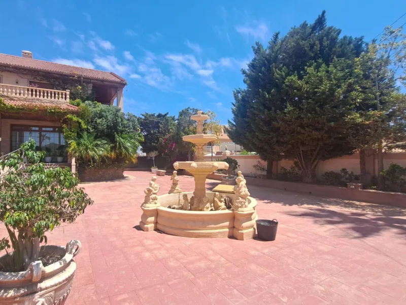 RESTAURANTE EN CABO ROIG. CON 871 M2.