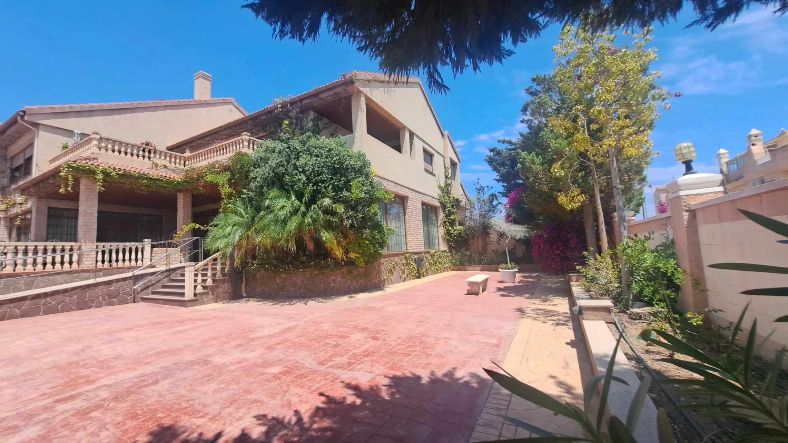 RESTAURANTE EN CABO ROIG. CON 871 M2.