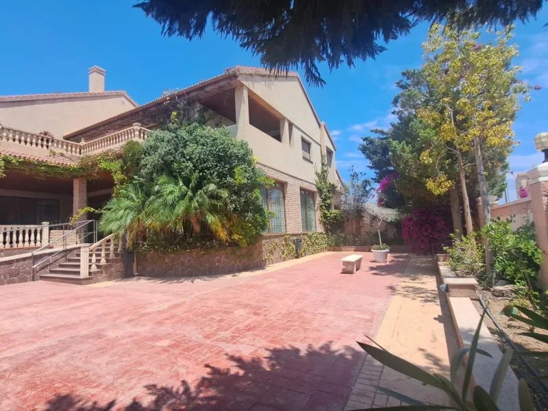 RESTAURANTE EN CABO ROIG. CON 871 M2.