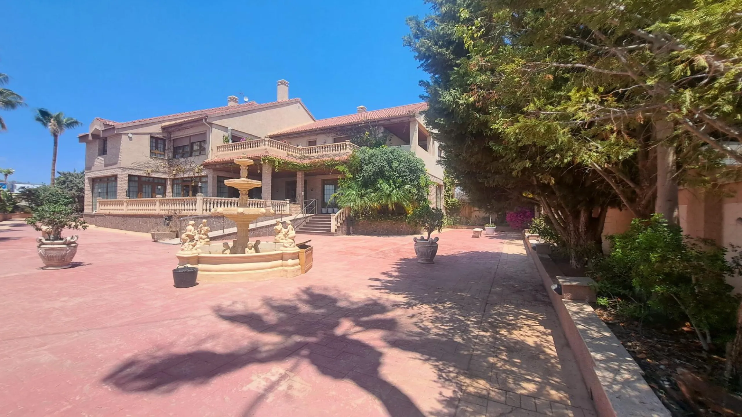 RESTAURANTE EN CABO ROIG. CON 871 M2.