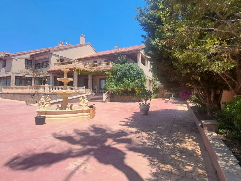 RESTAURANTE EN CABO ROIG. CON 871 M2.
