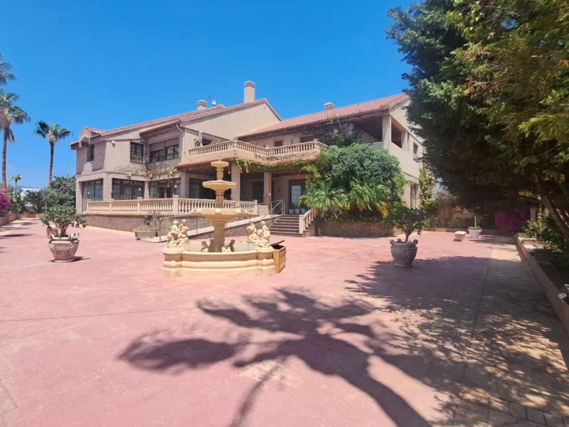 RESTAURANTE EN CABO ROIG. CON 871 M2.