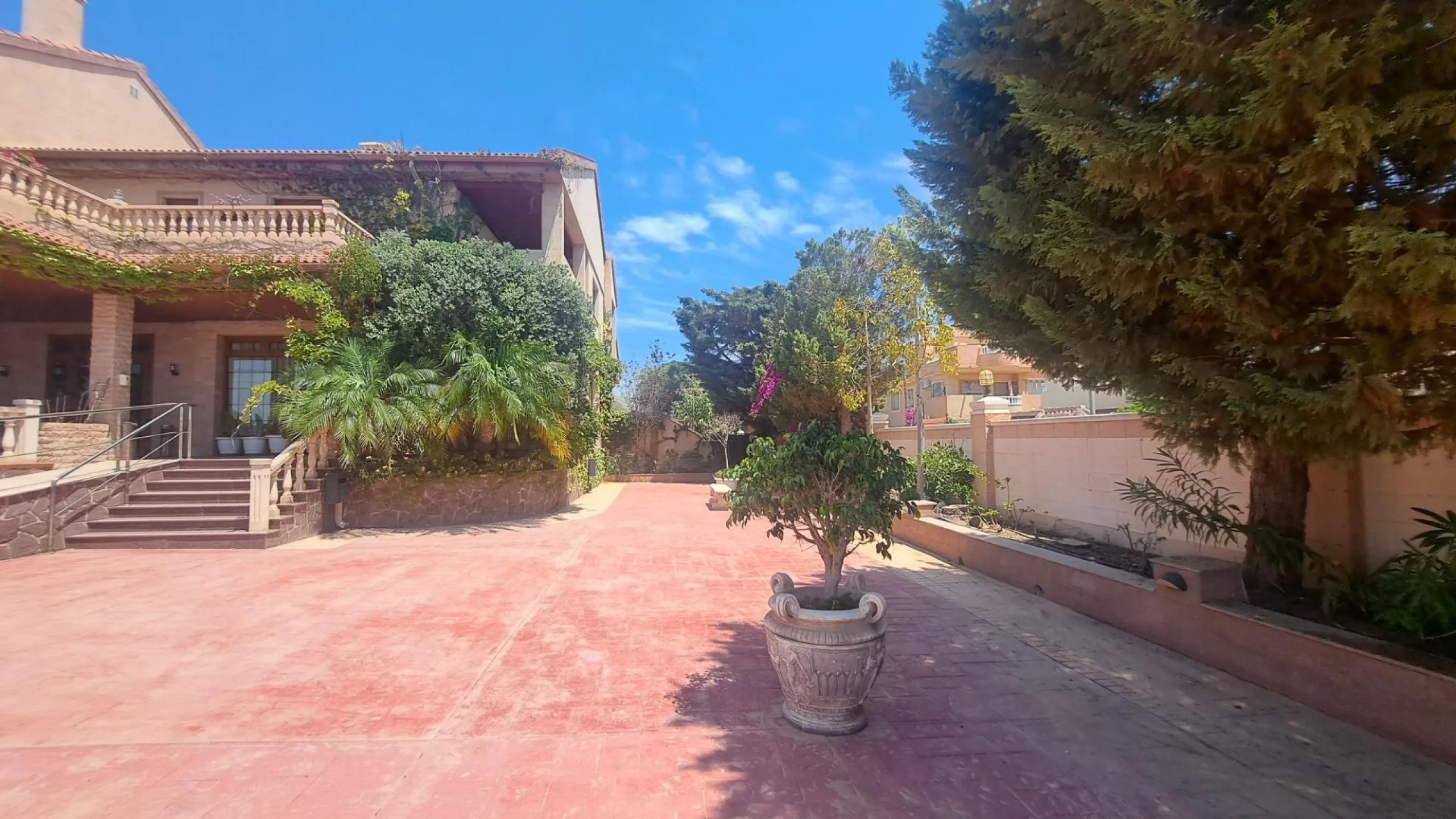 RESTAURANTE EN CABO ROIG. CON 871 M2.