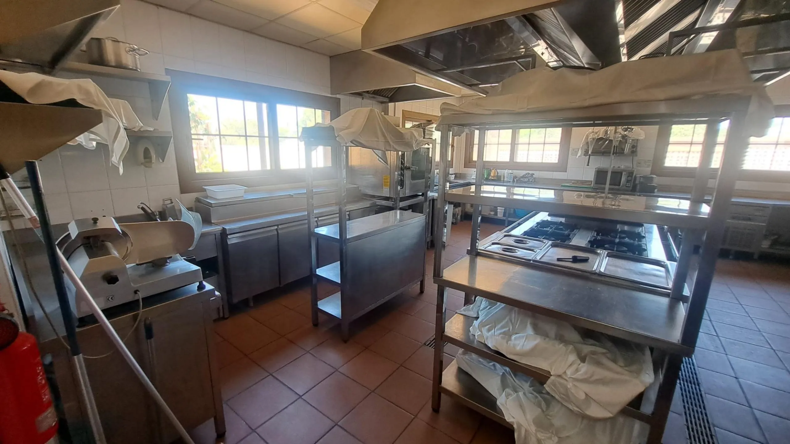 RESTAURANTE EN CABO ROIG. CON 871 M2.