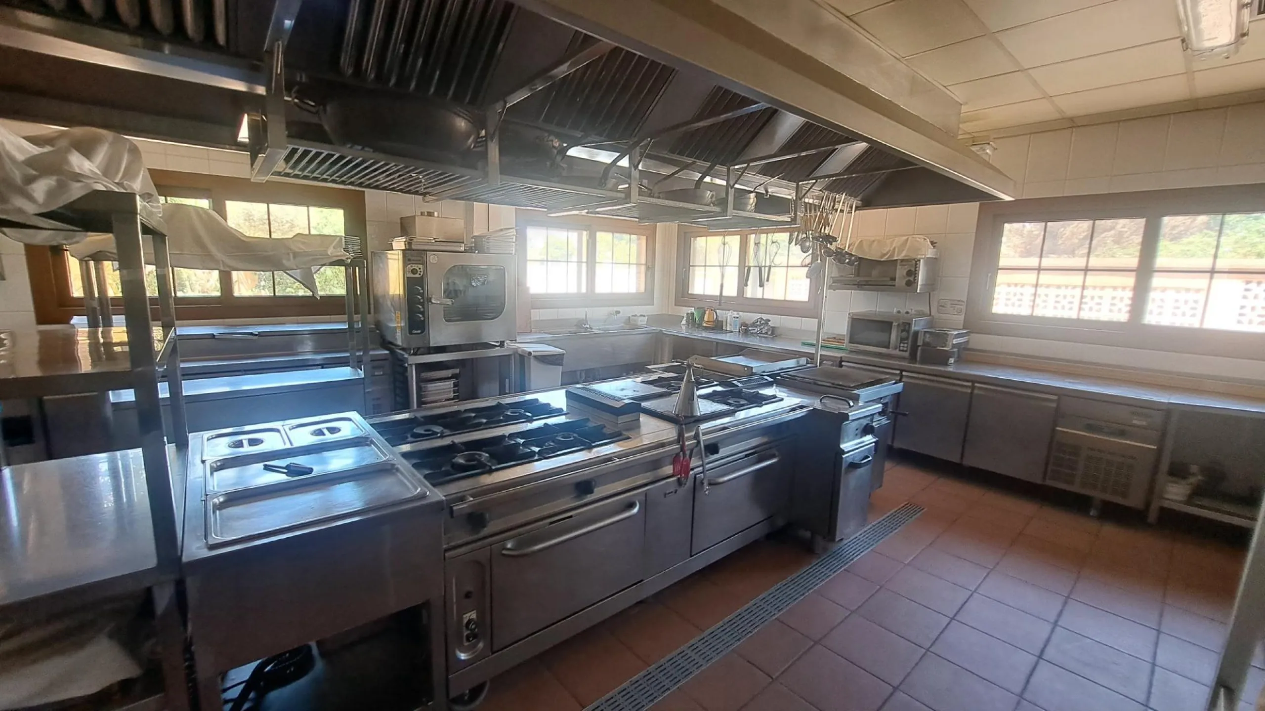 RESTAURANTE EN CABO ROIG. CON 871 M2.