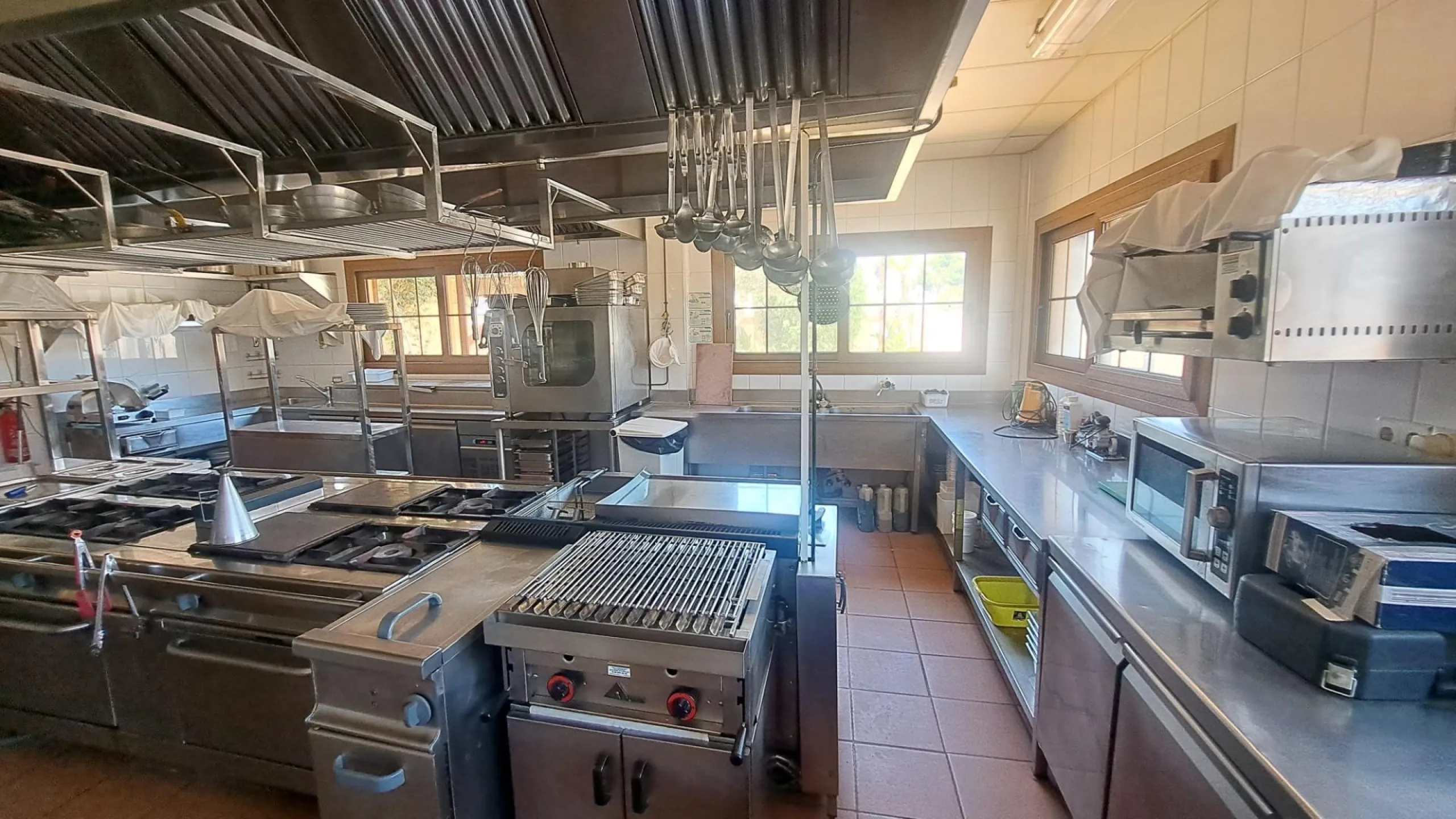 RESTAURANTE EN CABO ROIG. CON 871 M2.