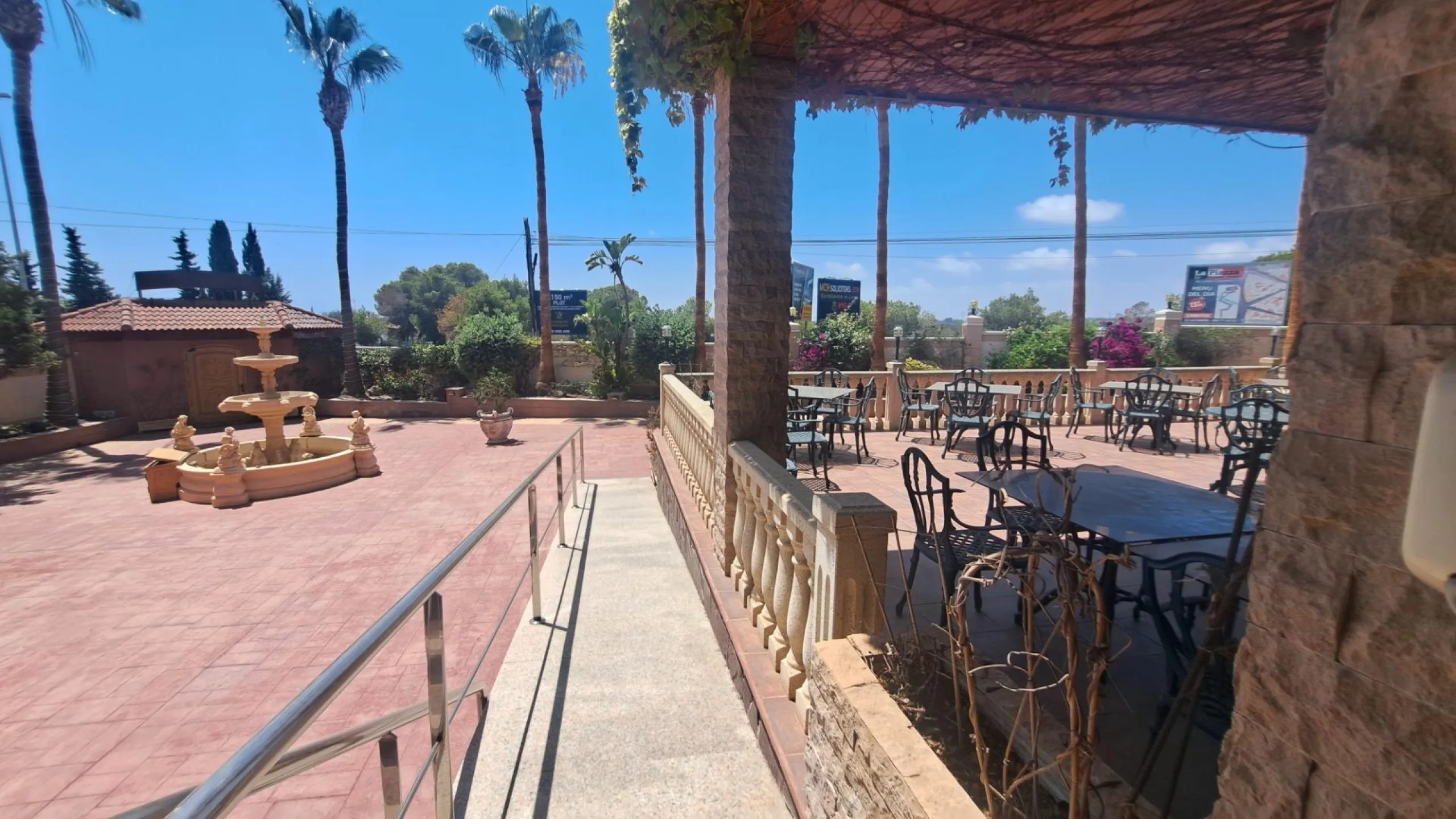 RESTAURANTE EN CABO ROIG. CON 871 M2.