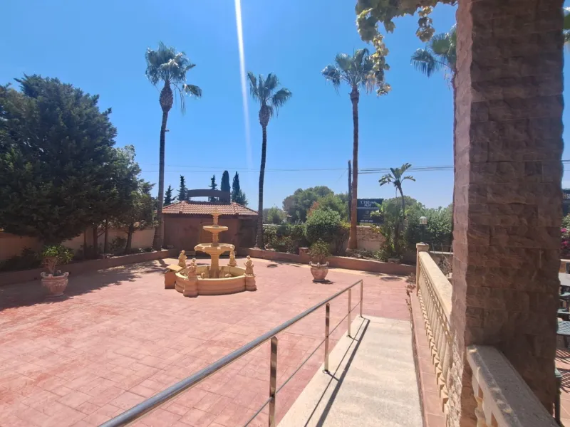RESTAURANTE EN CABO ROIG. CON 871 M2.