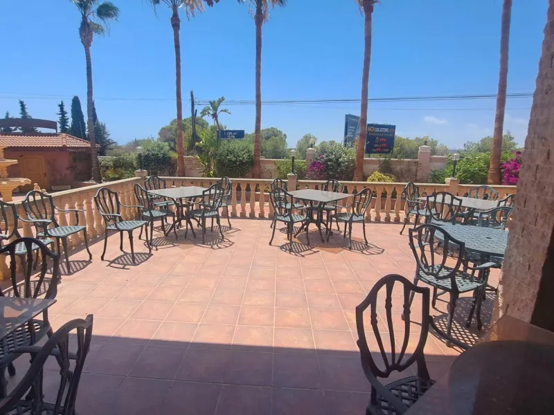 RESTAURANTE EN CABO ROIG. CON 871 M2.