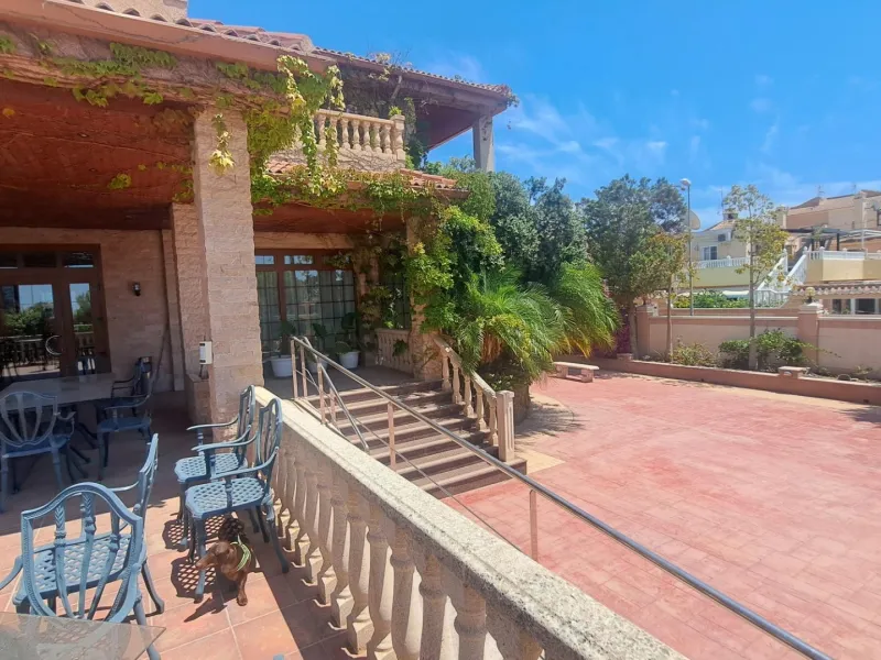 RESTAURANTE EN CABO ROIG. CON 871 M2.