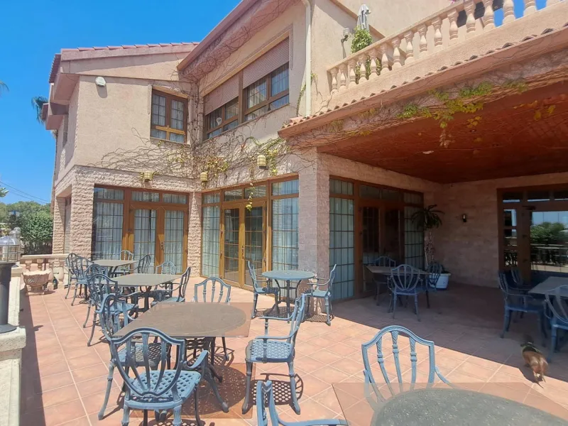 RESTAURANTE EN CABO ROIG. CON 871 M2.
