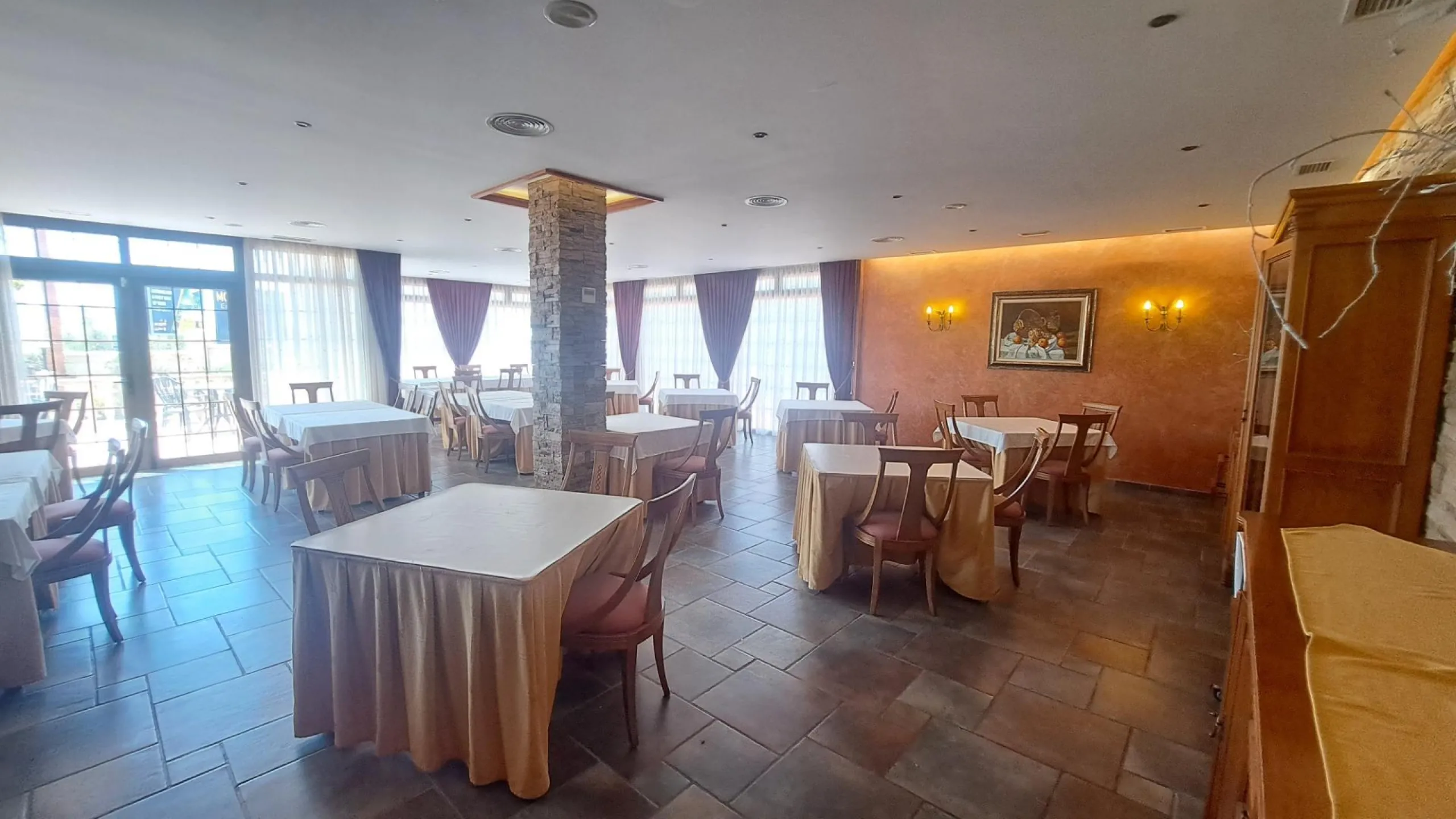 RESTAURANTE EN CABO ROIG. CON 871 M2.