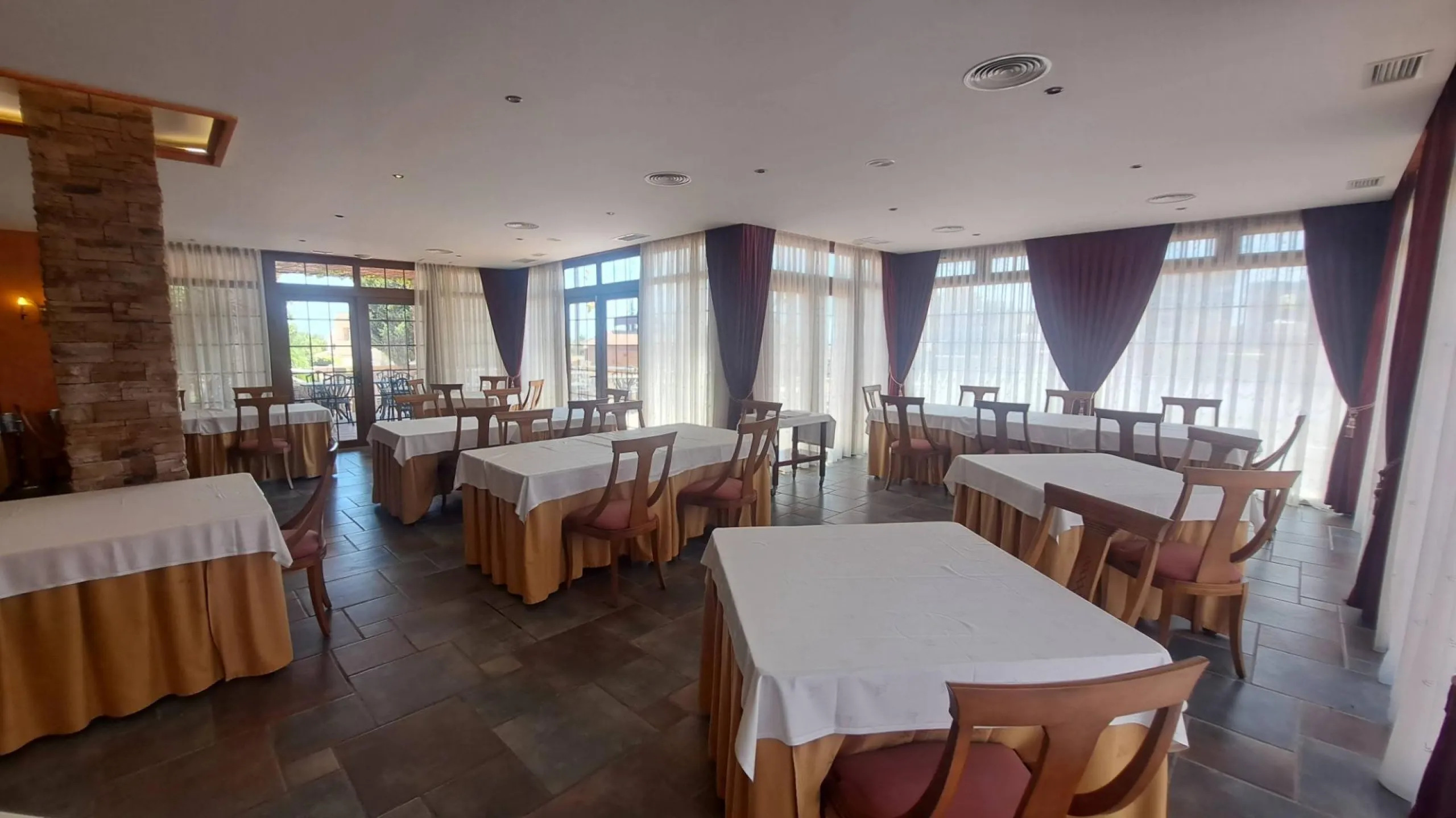 RESTAURANTE EN CABO ROIG. CON 871 M2.