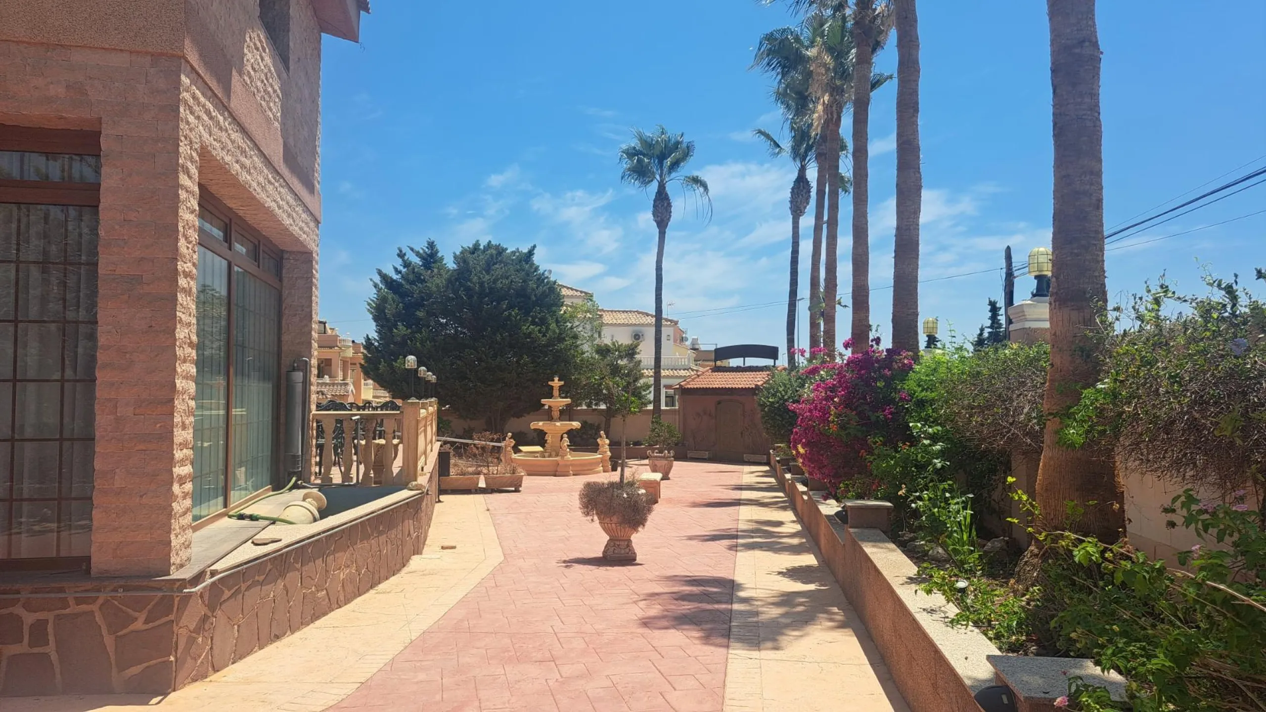 RESTAURANTE EN CABO ROIG. CON 871 M2.