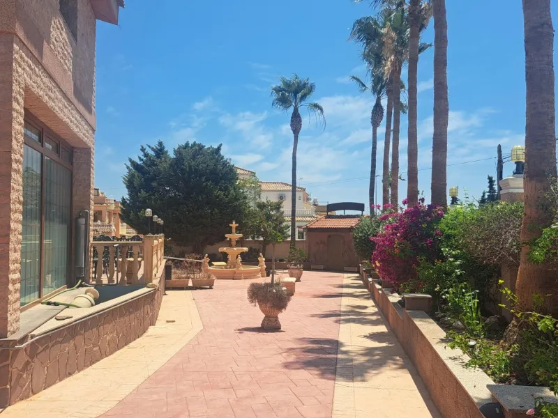 RESTAURANTE EN CABO ROIG. CON 871 M2.
