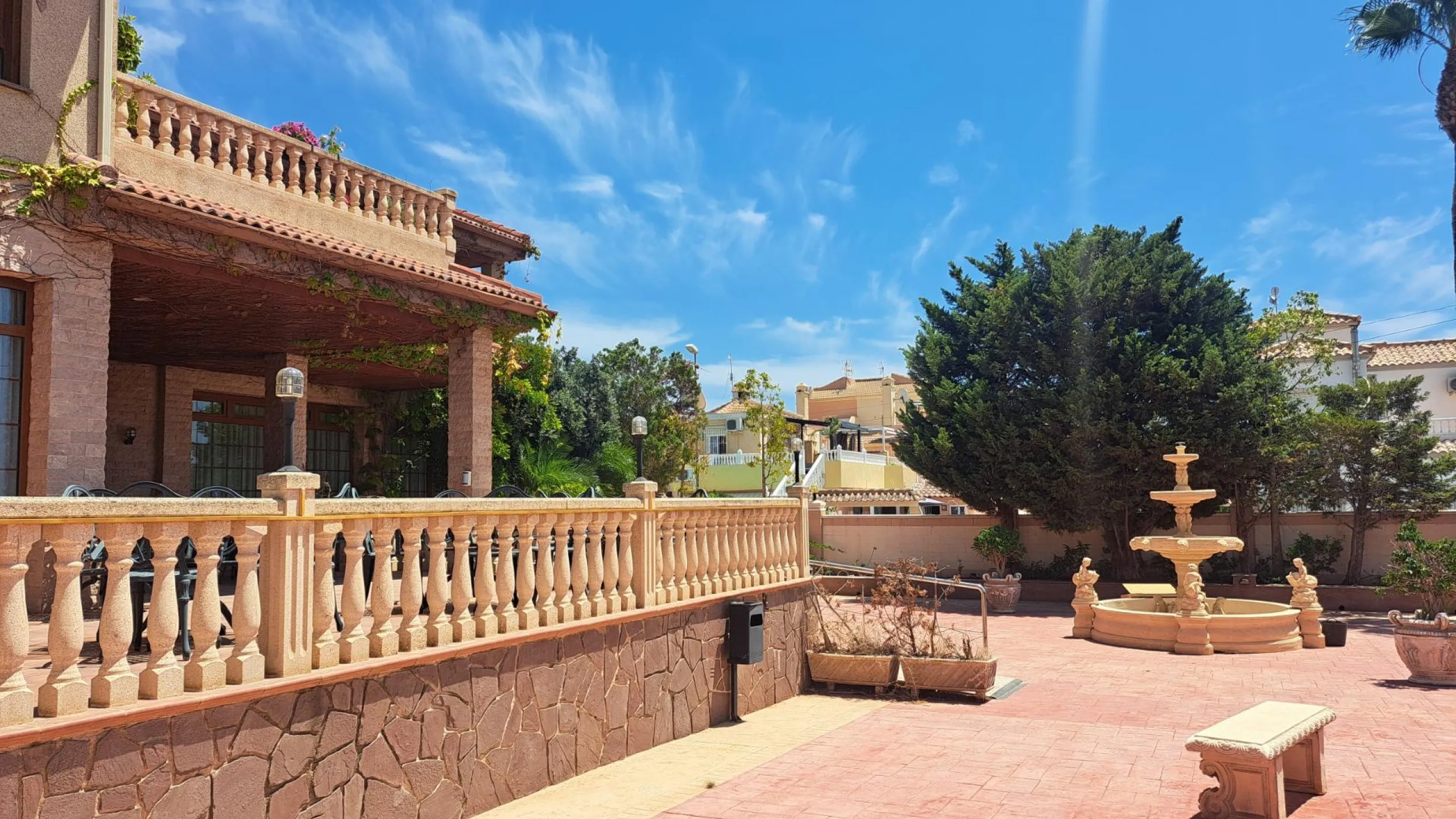 RESTAURANTE EN CABO ROIG. CON 871 M2.