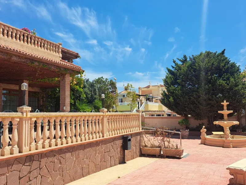RESTAURANTE EN CABO ROIG. CON 871 M2.