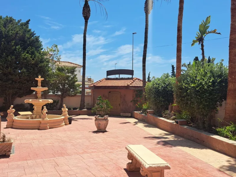 RESTAURANTE EN CABO ROIG. CON 871 M2.