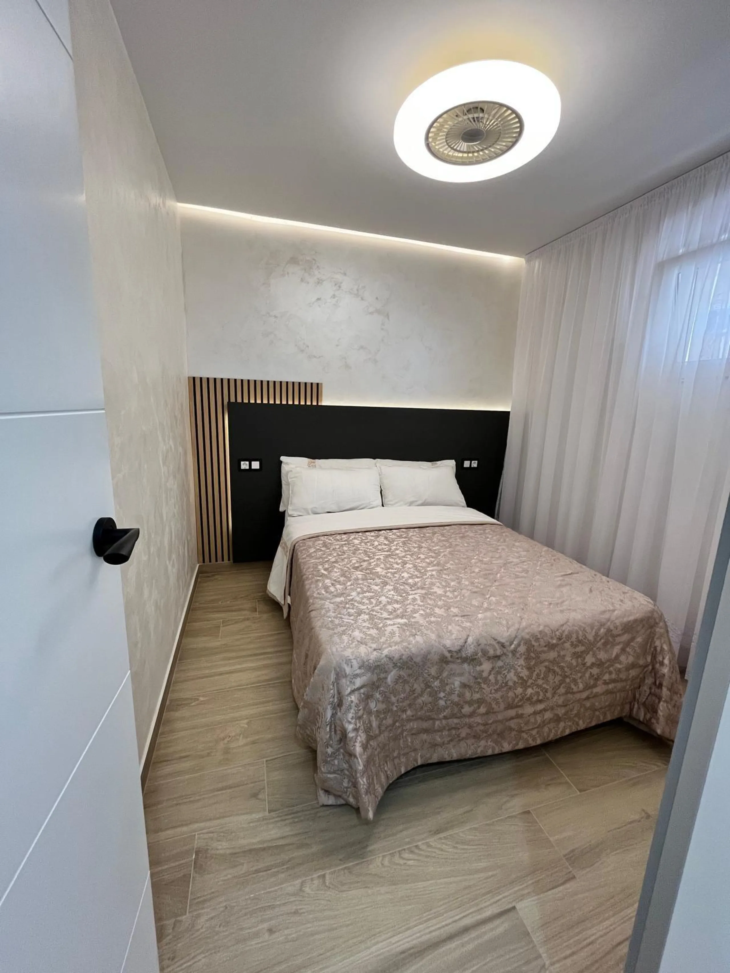 APARTAMENTO DE LUJO . EN PRIMERA LINEA CON VISTAS AL MAR