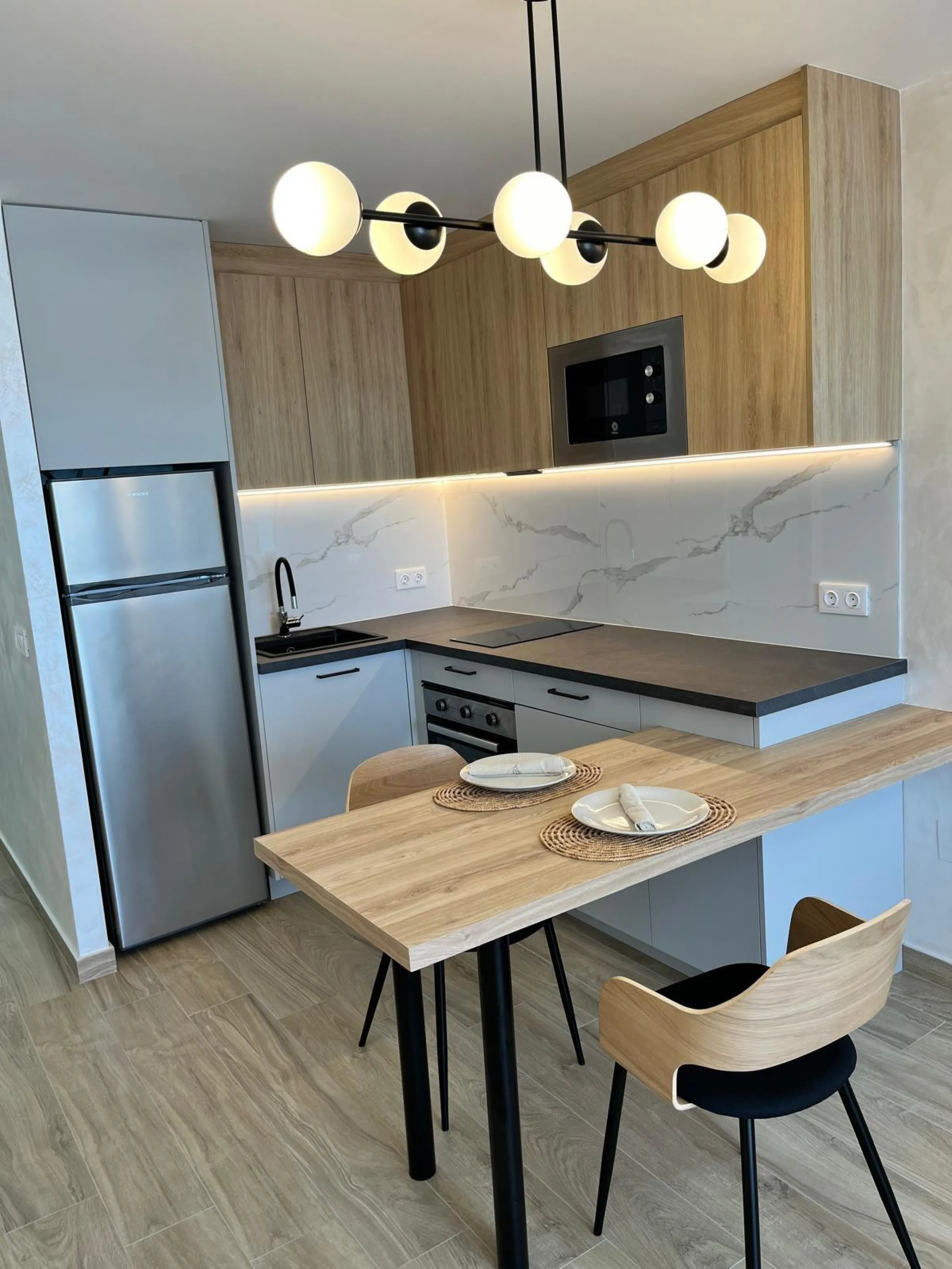 APARTAMENTO DE LUJO . EN PRIMERA LINEA CON VISTAS AL MAR