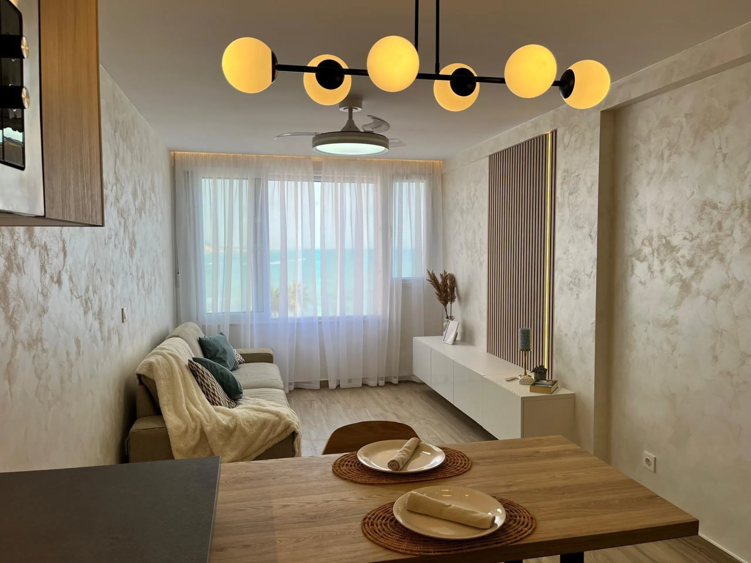 APARTAMENTO DE LUJO . EN PRIMERA LINEA CON VISTAS AL MAR