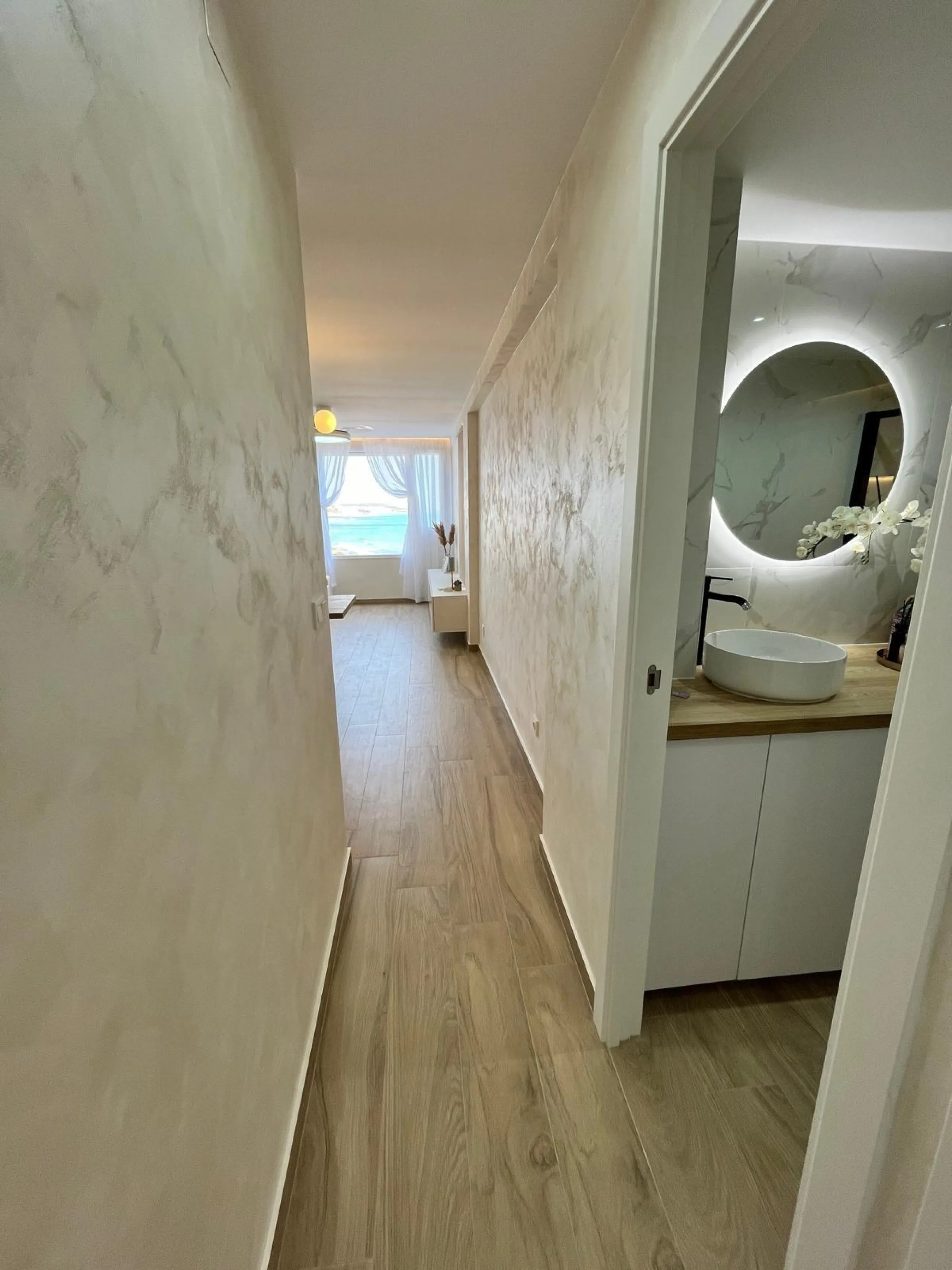 APARTAMENTO DE LUJO . EN PRIMERA LINEA CON VISTAS AL MAR