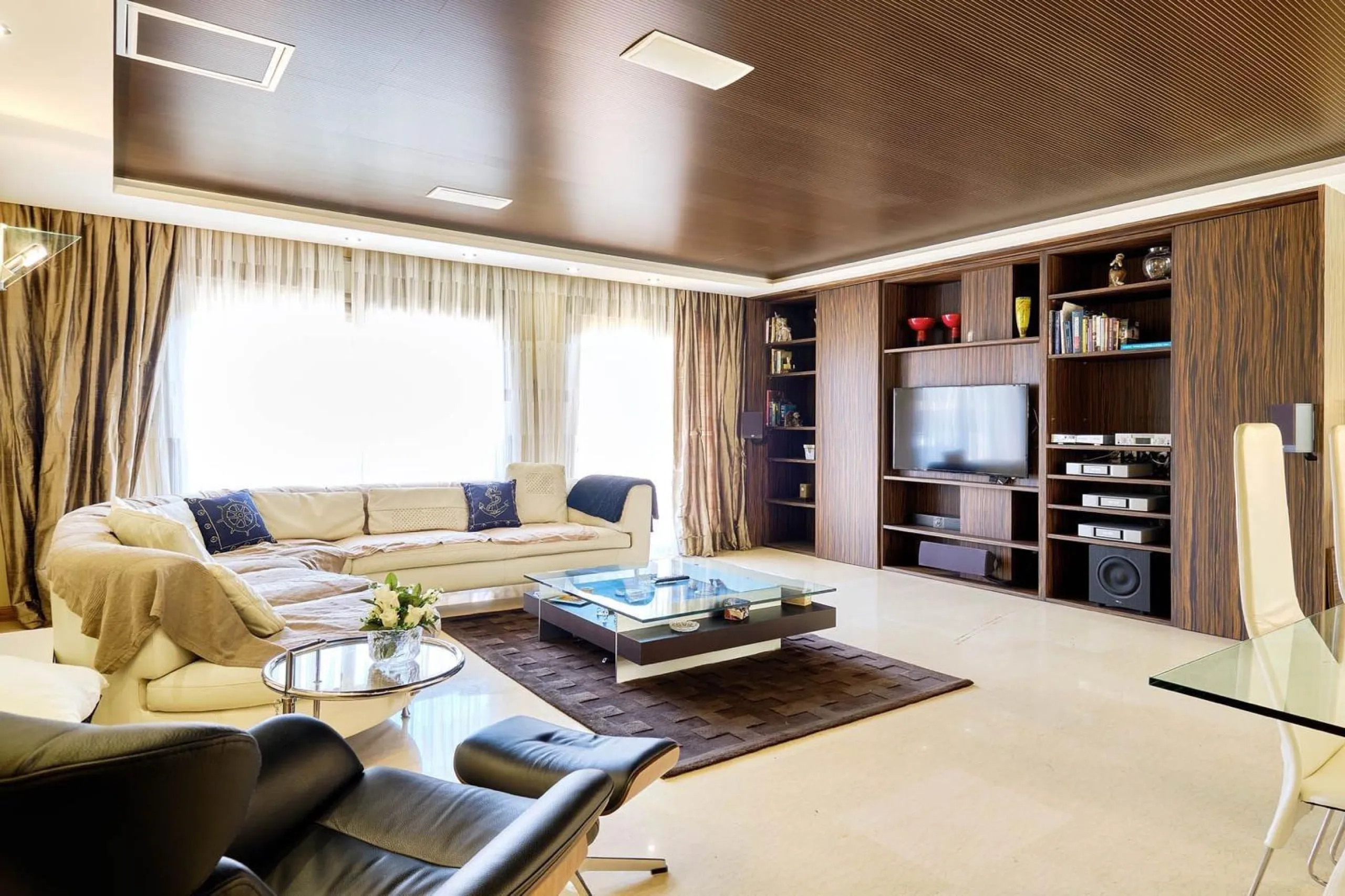 ÁTICO DE LUJO EN LA PLAZA DEL TEATRO. 228 M2. 3 DORM. 3 BAÑOS. SOLARIUM 80 M2. PLAYA A 600 METROS.