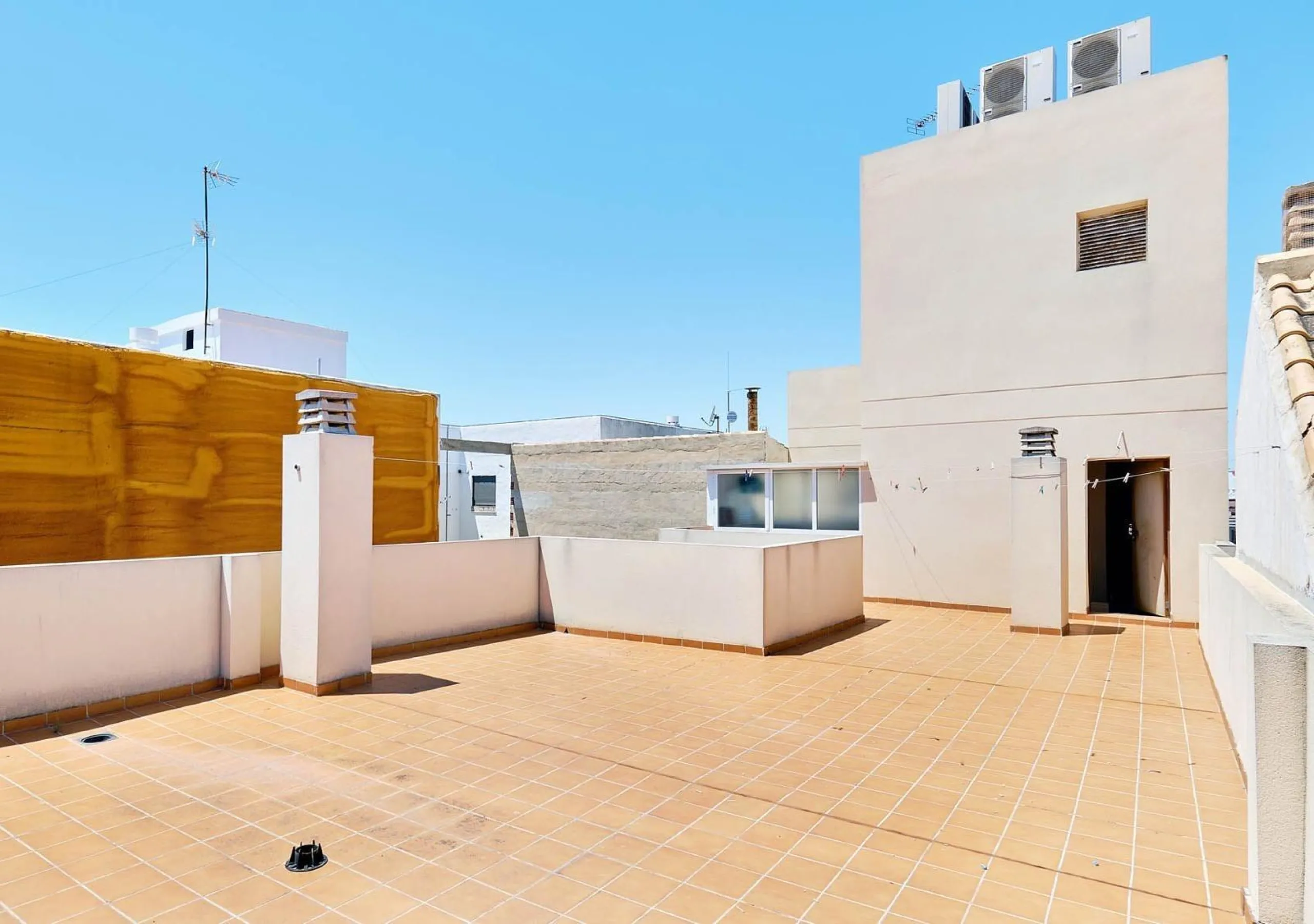 ÁTICO DE LUJO EN LA PLAZA DEL TEATRO. 228 M2. 3 DORM. 3 BAÑOS. SOLARIUM 80 M2. PLAYA A 600 METROS.