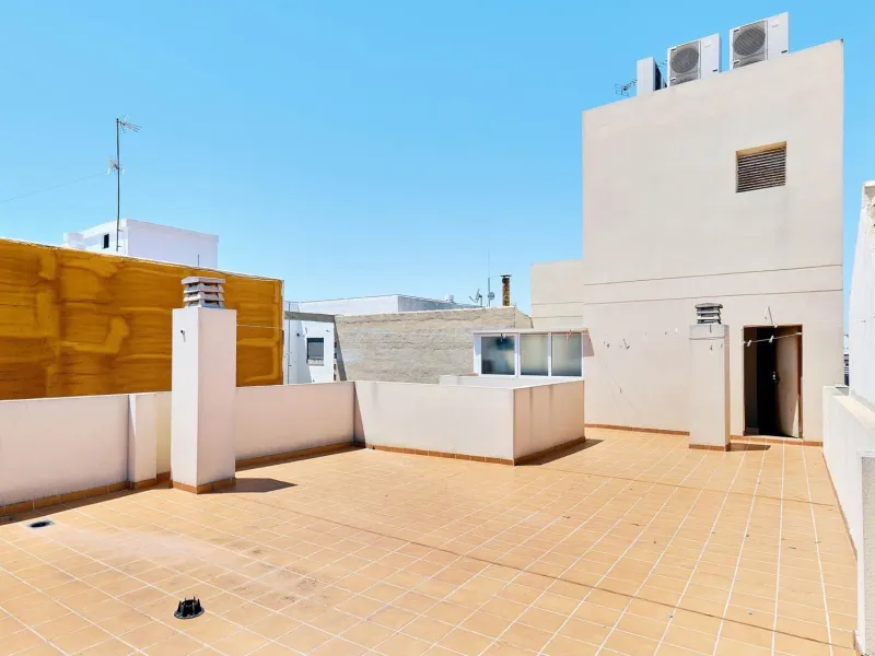 ÁTICO DE LUJO EN LA PLAZA DEL TEATRO. 228 M2. 3 DORM. 3 BAÑOS. SOLARIUM 80 M2. PLAYA A 600 METROS.