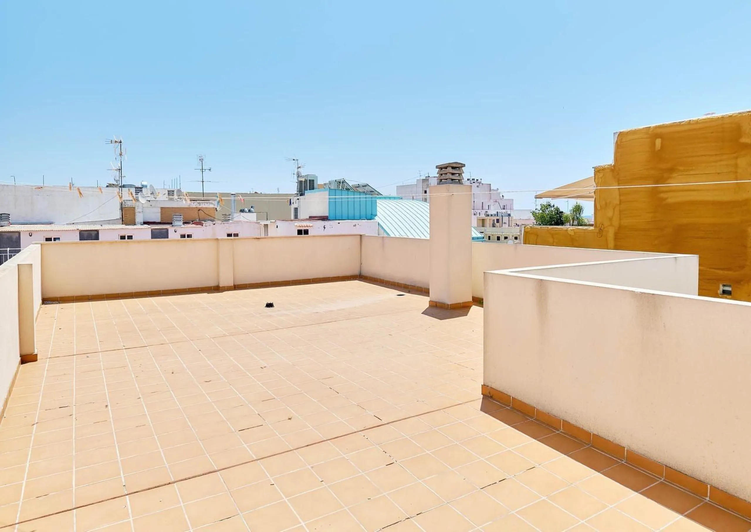 ÁTICO DE LUJO EN LA PLAZA DEL TEATRO. 228 M2. 3 DORM. 3 BAÑOS. SOLARIUM 80 M2. PLAYA A 600 METROS.