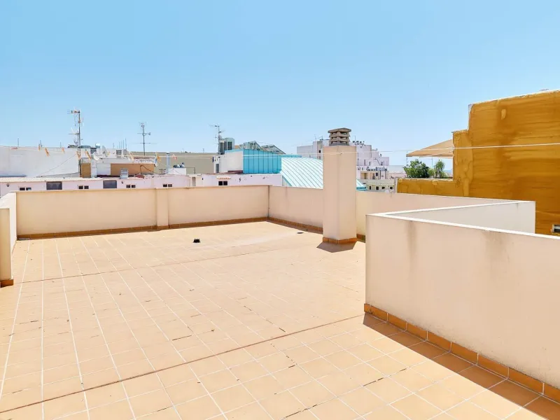 ÁTICO DE LUJO EN LA PLAZA DEL TEATRO. 228 M2. 3 DORM. 3 BAÑOS. SOLARIUM 80 M2. PLAYA A 600 METROS.