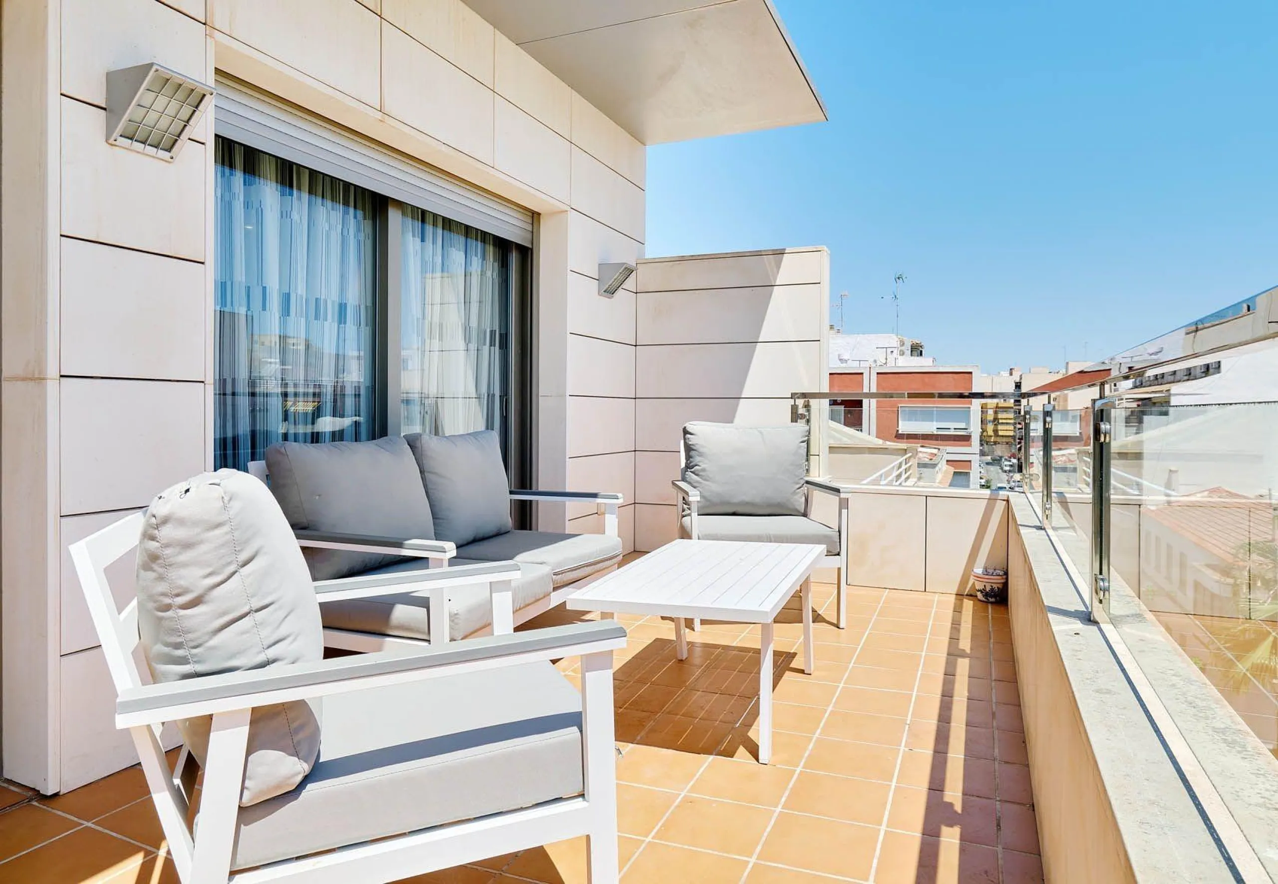 ÁTICO DE LUJO EN LA PLAZA DEL TEATRO. 228 M2. 3 DORM. 3 BAÑOS. SOLARIUM 80 M2. PLAYA A 600 METROS.