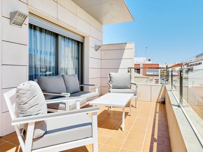 ÁTICO DE LUJO EN LA PLAZA DEL TEATRO. 228 M2. 3 DORM. 3 BAÑOS. SOLARIUM 80 M2. PLAYA A 600 METROS.