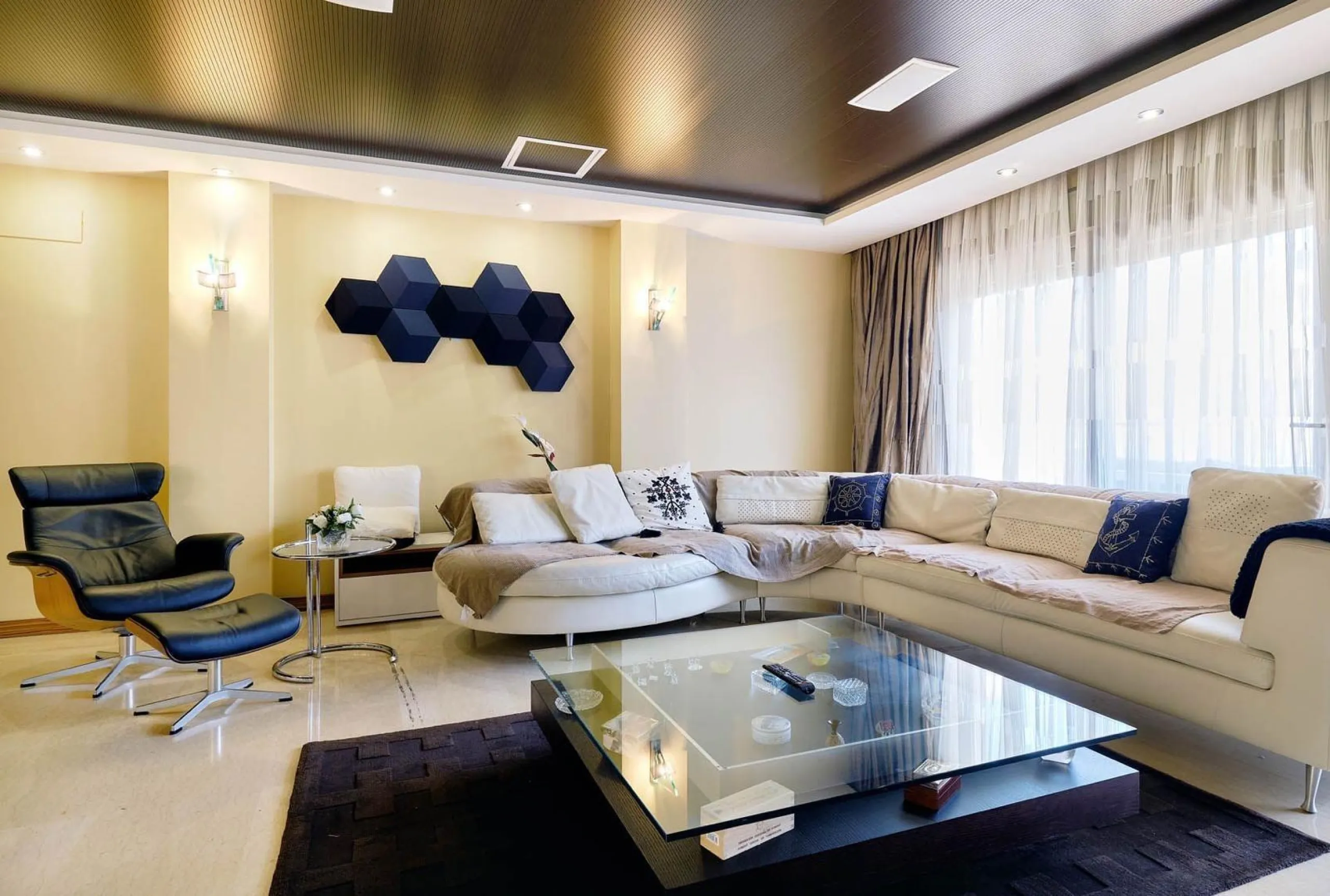 ÁTICO DE LUJO EN LA PLAZA DEL TEATRO. 228 M2. 3 DORM. 3 BAÑOS. SOLARIUM 80 M2. PLAYA A 600 METROS.