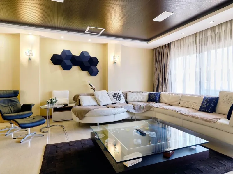 ÁTICO DE LUJO EN LA PLAZA DEL TEATRO. 228 M2. 3 DORM. 3 BAÑOS. SOLARIUM 80 M2. PLAYA A 600 METROS.