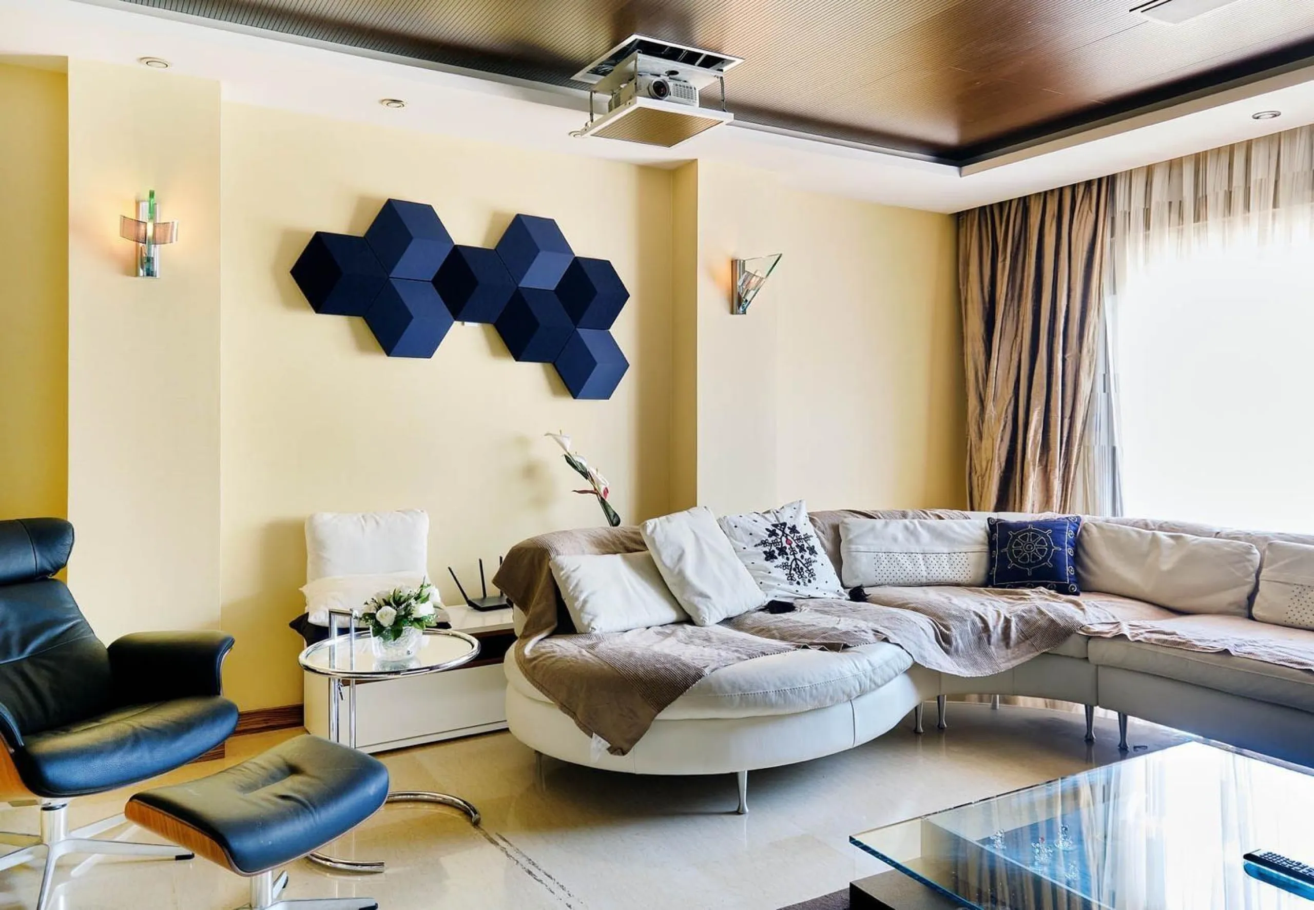 ÁTICO DE LUJO EN LA PLAZA DEL TEATRO. 228 M2. 3 DORM. 3 BAÑOS. SOLARIUM 80 M2. PLAYA A 600 METROS.