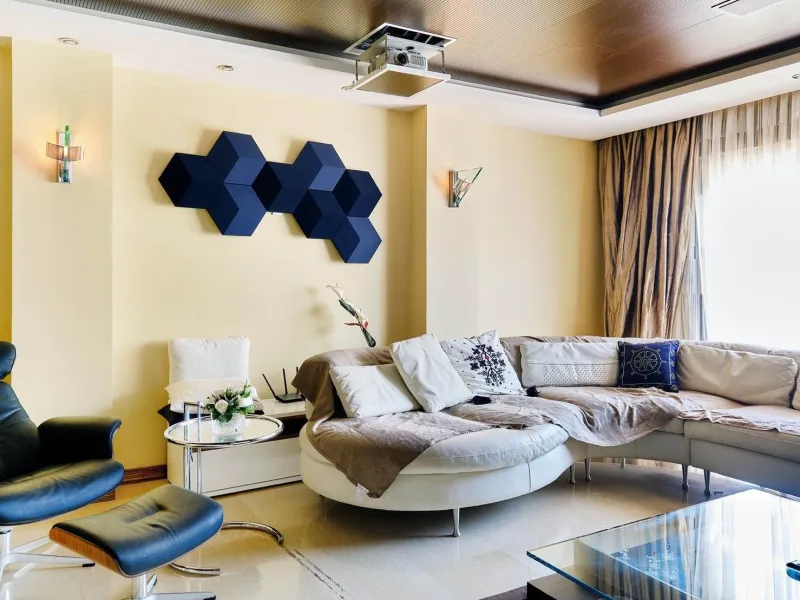 ÁTICO DE LUJO EN LA PLAZA DEL TEATRO. 228 M2. 3 DORM. 3 BAÑOS. SOLARIUM 80 M2. PLAYA A 600 METROS.