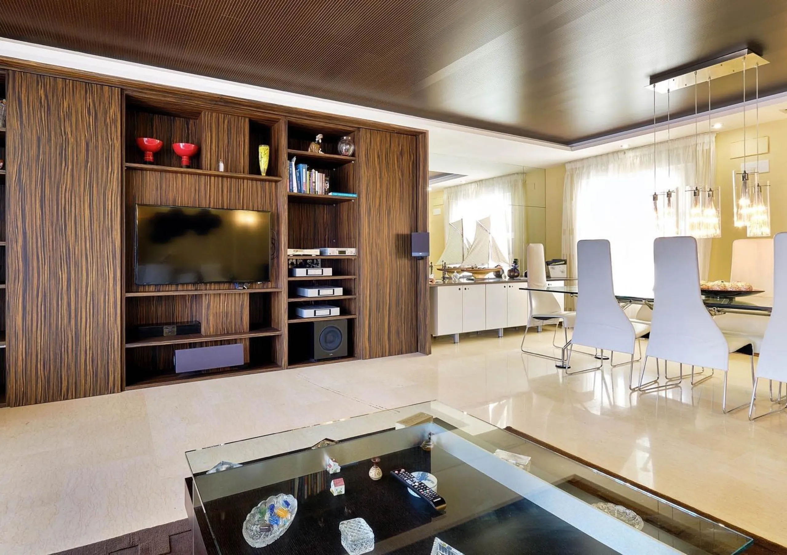 ÁTICO DE LUJO EN LA PLAZA DEL TEATRO. 228 M2. 3 DORM. 3 BAÑOS. SOLARIUM 80 M2. PLAYA A 600 METROS.